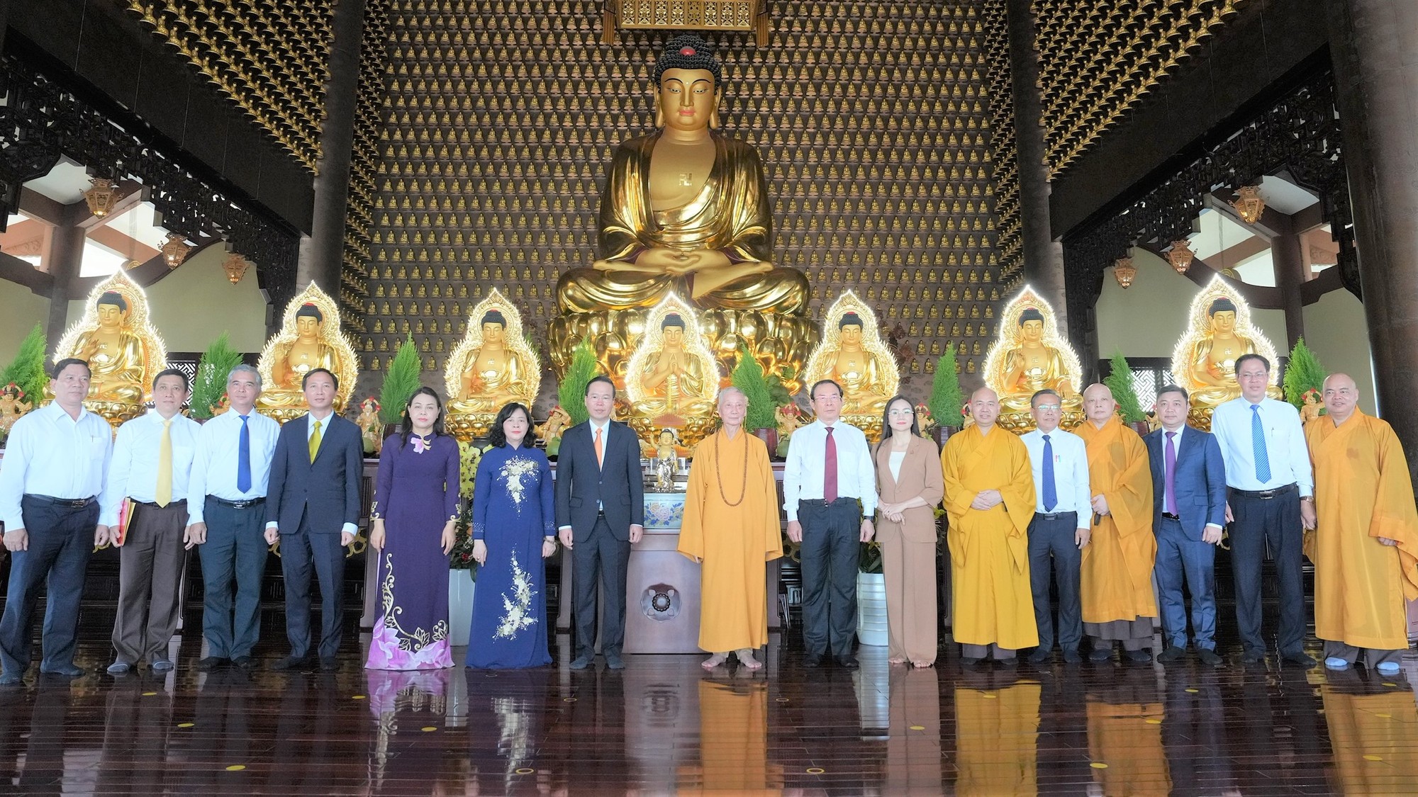 Đoàn lãnh đạo Đảng, Nhà nước, Ủy ban Trung ương MTTQ Việt Nam, lãnh đạo TP. Hồ Chí Minh thăm, chúc mừng Trưởng lão Hòa thượng Thích Trí Quảng nhân Đại lễ Phật đản (Ảnh: Long Hồ).